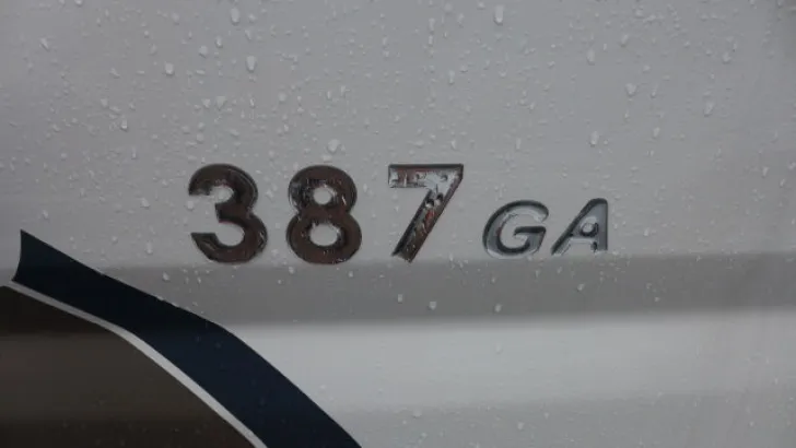 Fahrzeugbild Challenger Genesis 38 #14